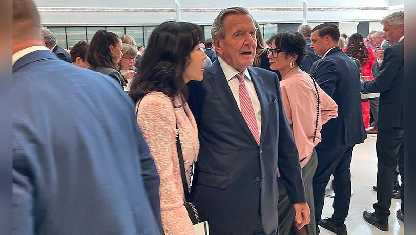 Altkanzler Gerhard Schröder mit seiner Ehefrau am Dienstag im Niedersächsischen Landtag.