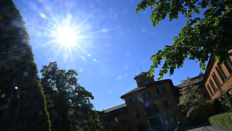 Kaum Wolken und pralle Sonne - das Wetter in Bayern bleibt heiß. (Archivbild) Kaum Wolken und pralle Sonne - das Wetter in Bayern bleibt heiß. (Archivbild)