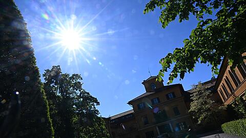 Kaum Wolken und pralle Sonne - das Wetter in Bayern bleibt hei&szlig;. (Archivbild)
