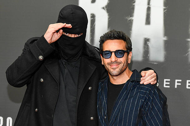 Elyas M'Barek (re.) neben Rapper Haftbefehl bei der Premiere der Netflix-Doku "Babo – Die Haftbefehl-Story". M'Barek war für den Film als Produzent tätig. Elyas M'Barek (re.) neben Rapper Haftbefehl bei der Premiere der Netflix-Doku "Babo – Die Haftbefehl-Story". M'Barek war für den Film als Produzent tätig.