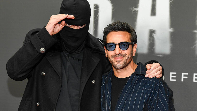 Elyas M'Barek (re.) neben Rapper Haftbefehl bei der Premiere der Netflix-Doku "Babo – Die Haftbefehl-Story". M'Barek war für den Film als Produzent tätig. Elyas M'Barek (re.) neben Rapper Haftbefehl bei der Premiere der Netflix-Doku "Babo – Die Haftbefehl-Story". M'Barek war für den Film als Produzent tätig.