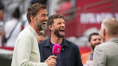 J&uuml;rgen Klopp (l.) und Thomas M&uuml;ller geh&ouml;rten zum Star-Aufgebot bei MagentaTV f&uuml;r die Fu&szlig;ball-WM 2026.
