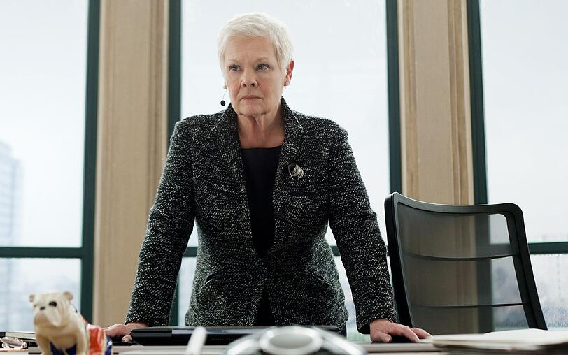 M (Judi Dench) befindet sich in Gefahr. M (Judi Dench) befindet sich in Gefahr.