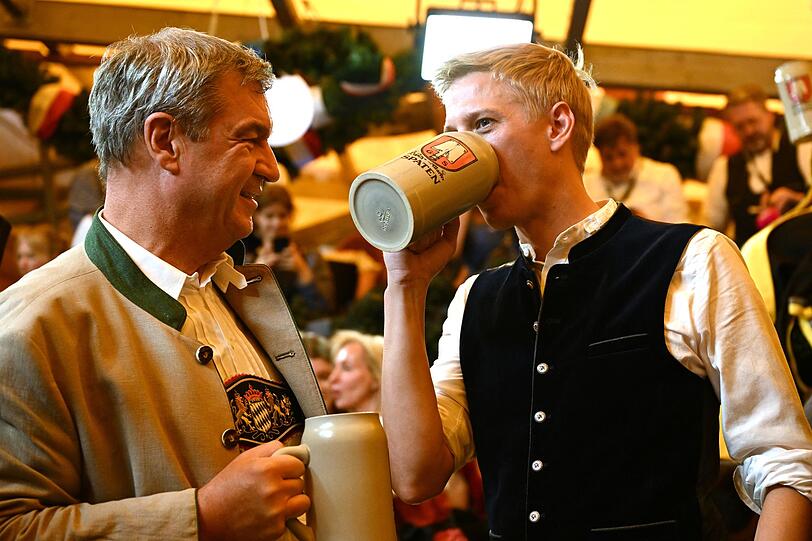 CSU-Chef Söder schaut OB Krause beim Trinken zu. CSU-Chef Söder schaut OB Krause beim Trinken zu.