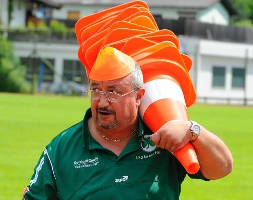 Auch unter seinen gestrengen Augen  lief der Test-Marathon ab: Zeugwart Sepp Gran hatte alles im Blick und im Griff.