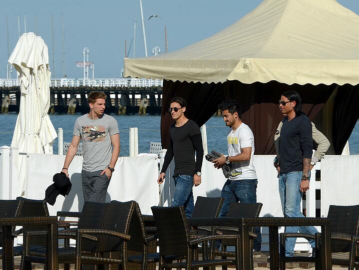 US 5? Nein, DFB-Elf! Ihre Auszeit am Dienstag nutzen Ron-Robert Zieler, Mesut Özil, Ilkay Guendogan, Tim Wiese und Sami Khedira zum Flanieren durch Sopot. Medienwirksam, versteht sich: Auf den ersten Blick könnte man Jogis Jungs für eine Boyband halten.