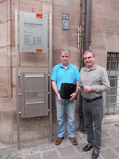 Ein treuer, langjähriger Freund: Edward Braun (r.) begleitete Gustl Mollath bei seinem ersten Bummel durch Nürnberg.
