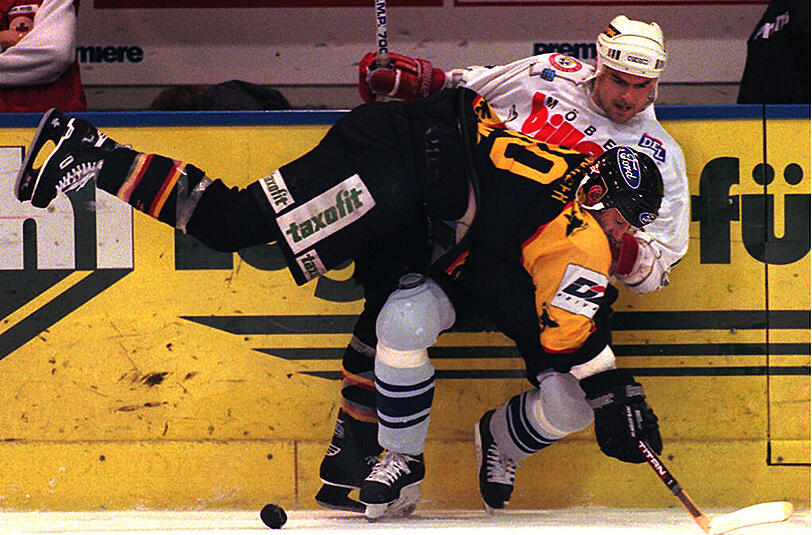 Ein Bild aus glücklicheren Tagen, als Landshut noch in der DEL spielte: der Landshuter Jacek Plachta (hinten) läßt seinen Gegenspieler Herbert Hohenberger von den Kölner Haien über den Oberschenkel steigen.