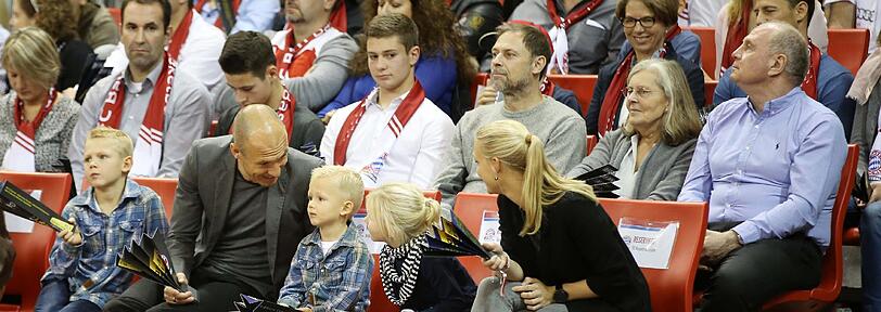 Am Sonntag feuerte Uli Hoeneß mal wieder die Bayern Basketballer im Audi Dome an. Eine Reihe davor sah Arjen Robben mit seiner Frau und den drei Kindern beim Basketball zu. Die Bilder!