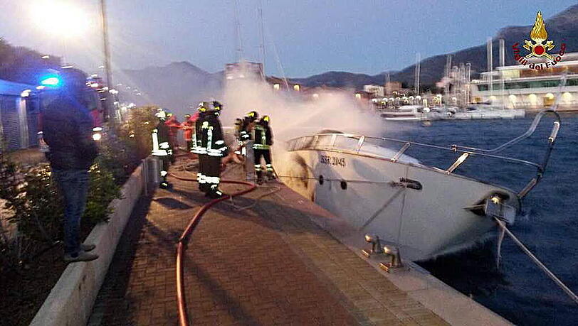 Löscharbeiten nach dem Brand auf der Jacht. Drei Deutsche sind in den Flammen ums Leben gekommen. Löscharbeiten nach dem Brand auf der Jacht. Drei Deutsche sind in den Flammen ums Leben gekommen.