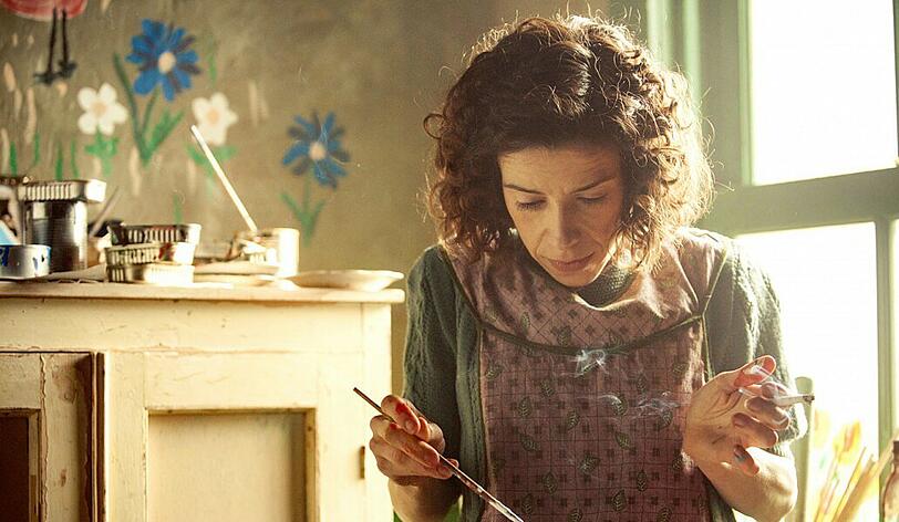Maud (Sally Hawkins) verschönert mit ihren Malereien auch das gemeinsame, ärmliche Häuschen.