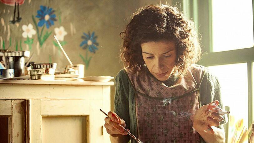 Maud (Sally Hawkins) verschönert mit ihren Malereien auch das gemeinsame, ärmliche Häuschen.