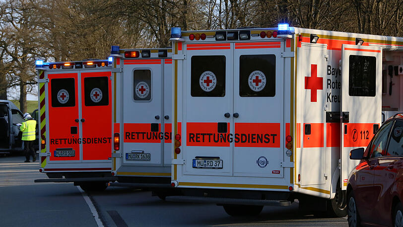 Bilder von der B15 im Landkreis Rosenheim, wo es zum schweren Verkehrsunfall mit einem Toten gekommen ist.