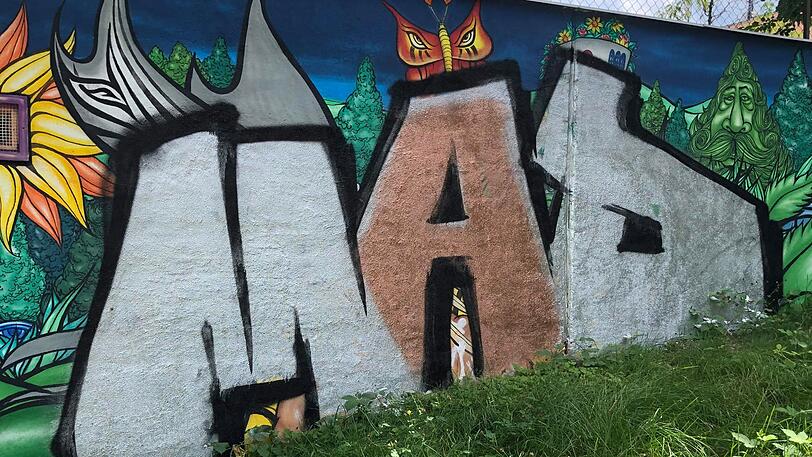 Das Graffiti wurde mit dem Tag "MAD" übersprüht.