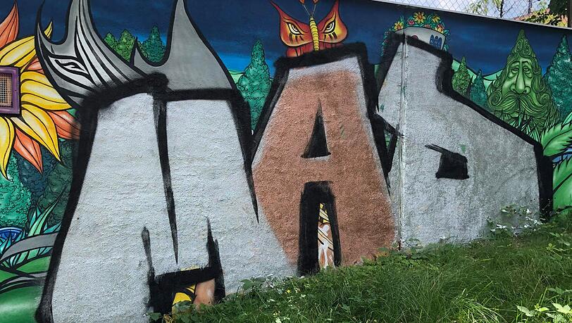 Das Graffiti wurde mit dem Tag "MAD" übersprüht. Das Graffiti wurde mit dem Tag "MAD" übersprüht.