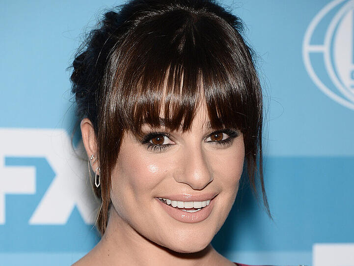 Lea Michelle trägt einen extra-langen Pony, die restlichen Haare hat die Schauspielerin für ein Event in New York zurückgebunden