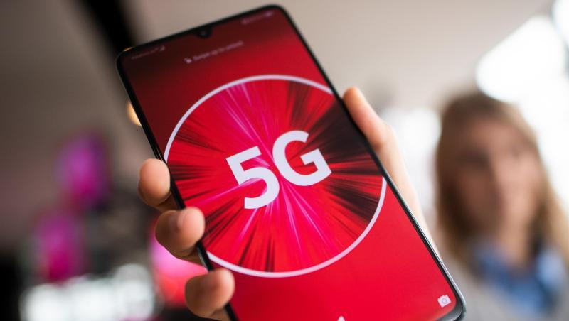 Eine Vodafone-Mitarbeiterin hält ein 5G-Smartphone in der Hand. Der BUND befürchtet gesundheitliche Nachteile durch die elektromagnetische Wellen. Eine Vodafone-Mitarbeiterin hält ein 5G-Smartphone in der Hand. Der BUND befürchtet gesundheitliche Nachteile durch die elektromagnetische Wellen.