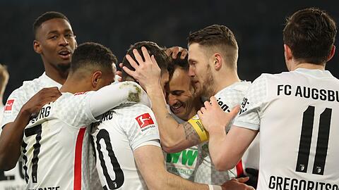 Augsburgs Torschütze Daniel Caligiuri (3.v.l) feiert seinen Treffer.