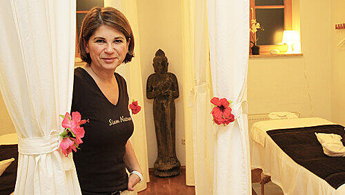 Gemütliche Liegen, Buddha-Statuen und gedämpftes Licht: Aleksandra Stojmenovic in einem der Räume, in dem sie Thai-, Aroma-, Sport- und bald auch Baby-Massagen anbietet. Gemütliche Liegen, Buddha-Statuen und gedämpftes Licht: Aleksandra Stojmenovic in einem der Räume, in dem sie Thai-, Aroma-, Sport- und bald auch Baby-Massagen anbietet.