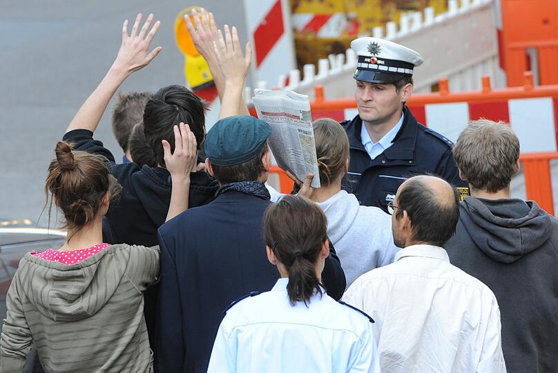 Christian Klar (M), das ehemalige Mitglied der terroristischen Vereinigung Rote Armee Fraktion (RAF) betritt als Zeuge im Prozess gegen die Angeklagte Verena Becker am Donnerstag das Landgericht in Stuttgart.