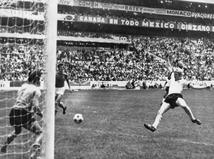 17. Juni 1970, Mexiko-Stadt, WM-Halbfinale, Italien &ndash; Deutschland 4:3 (1:1, 1:0) n.V. Von einem Jahrhundertspiel war zunächst wenig zu sehen. Beide Mannschaften boten bei rund 50 Grad im Glutkessel des 
Azteken-Stadions von Mexiko-Stadt eher Rasenschach. Die unglaubliche Verlängerung, die das Spiel legendär machte, erzwang ausgerechnet der Italien-Legionär Karl-Heinz Schnellinger mit dem Ausgleich in der 90. Minute. Danach spielten sich die völlig erschöpften Akteure in einen Rausch und machten die Partie zum &bdquo;besten WM-Spiel aller Zeiten&ldquo;. Gerd Müller brachte die deutsche Mannschaft zwischenzeitlich in Führung, am Ende triumphierten die Italiener.