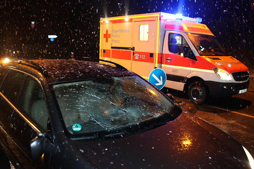 Unfall in Töging: Ein VW-Fahrer bemerkt einen Fußgänger zu spät und fährt den Mann um. Die Bilder vom Unfallort