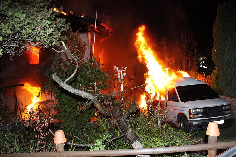 Wohnhaus und Pkw in Mühltal in Vollbrand. Bilder vom Großeinsatz der Feuerwehr.