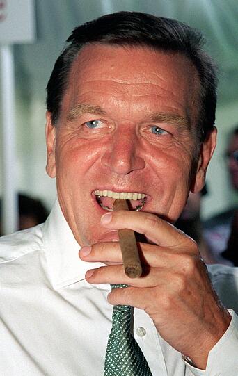 Der joviale Kanzler: Bundeskanzler Gerhard Schröder bei einem Künstlerfest im Kanzleramt in Bonn im Juli 1999. Die Havanna hatte er zuvor am Stand des Bundesverbandes der Zigarrenindustrie geschenkt bekommen.