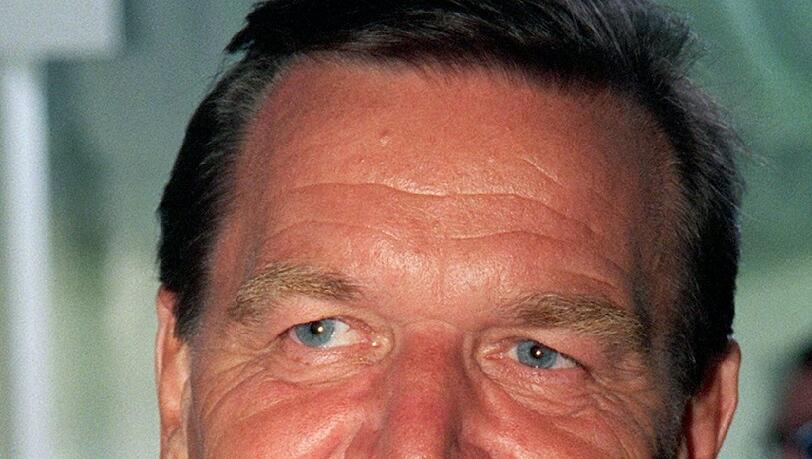 Der joviale Kanzler: Bundeskanzler Gerhard Schröder bei einem Künstlerfest im Kanzleramt in Bonn im Juli 1999. Die Havanna hatte er zuvor am Stand des Bundesverbandes der Zigarrenindustrie geschenkt bekommen. Der joviale Kanzler: Bundeskanzler Gerhard Schröder bei einem Künstlerfest im Kanzleramt in Bonn im Juli 1999. Die Havanna hatte er zuvor am Stand des Bundesverbandes der Zigarrenindustrie geschenkt bekommen.