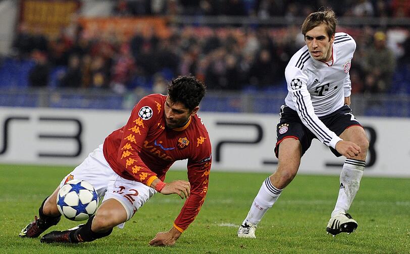 Archivbild vom letzten Aufeinandertreffen im November 2010: Marco Borriello (links) gegen Philipp Lahm. Das Spiel gewannen die Römer damals mit 3:2