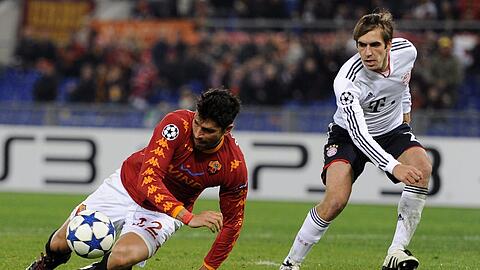 Archivbild vom letzten Aufeinandertreffen im November 2010: Marco Borriello (links) gegen Philipp Lahm. Das Spiel gewannen die Römer damals mit 3:2