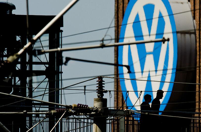 Durch den Abgas-Skandal bei VW verlor die Aktie des Autobauers deutlich an Wert - das kostete staatlichen Investoren viel Geld. Foto: Julian Stratenschulte