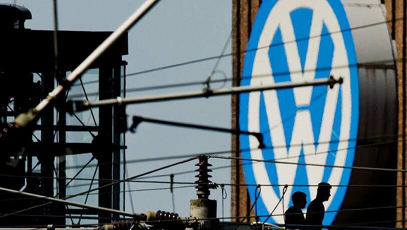 Durch den Abgas-Skandal bei VW verlor die Aktie des Autobauers deutlich an Wert - das kostete staatlichen Investoren viel Geld. Foto: Julian Stratenschulte Durch den Abgas-Skandal bei VW verlor die Aktie des Autobauers deutlich an Wert - das kostete staatlichen Investoren viel Geld. Foto: Julian Stratenschulte