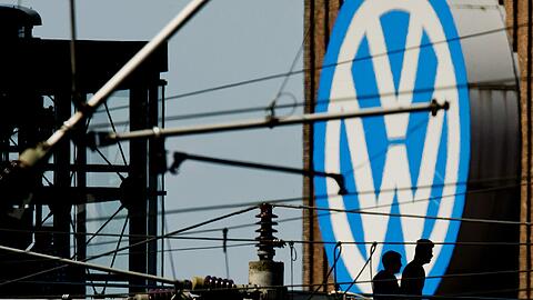 Durch den Abgas-Skandal bei VW verlor die Aktie des Autobauers deutlich an Wert - das kostete staatlichen Investoren viel Geld. Foto: Julian Stratenschulte