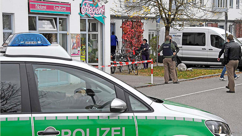 Zwei maskierte Männer bedrohten in einer Bäckerei in Höhenkirchen-Siegertsbrunn eine Verkäuferin und nahmen mehrere hundert Euro Bargeld mit.