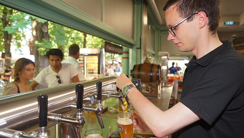 Wenn es um Bier geht, scheint die Geduld der Gäste sehr beschränkt zu sein. Wenn es um Bier geht, scheint die Geduld der Gäste sehr beschränkt zu sein.