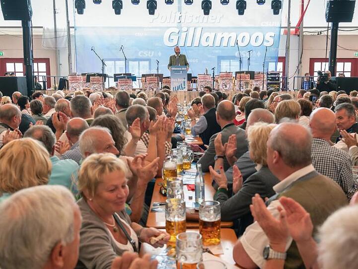 Manfred Weber (CSU) spricht beim Politischen Frühschoppen in Gillamoos auf der Bühne. Foto: Peter Kneffel