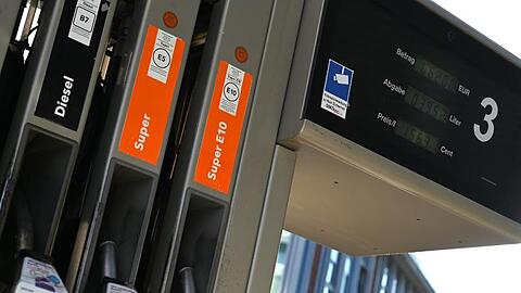 Ab Oktober soll ein Energiekostenvergleich an Tankstellen Autofahrer darüber informieren, wie viel sie mit einem anderen Antrieb zahlen müssten.