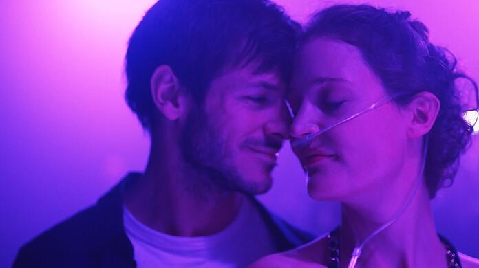 Lass uns noch einmal Tanzen gehen: Hélène (Vicky Krieps) und ihr Mann Matthieu (Gaspard Ulliel, der nach den Dreharbeiten bei einem Skiunfall starb).