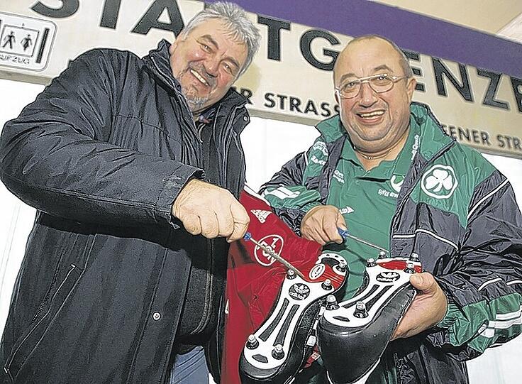 U-Bahn-Haltestelle Stadtgrenze: Die Zeugwart-Legenden Chico Vogt (Club, links) und Sepp Gran (Fürth) geben zwar alles für ihren Verein, verstehen sich aber auch vor dem Derby prächtig.Foto: Wolfgang Zink
