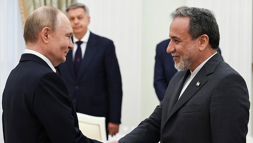 Kremlchef Putin im Gespräch mit Irans Außenminister Araghtschi (Archivbild)