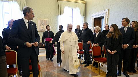 Papst Leo XIV. spricht Angeh&ouml;rigen von Crans-Montana-Opfern Trost zu.