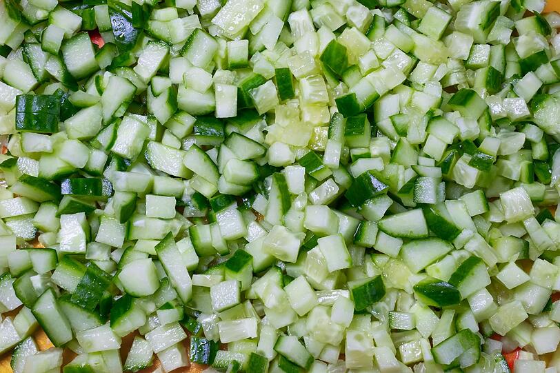 Der "Hot-Girl-Summer-Salat" ist ein proteinreicher TikTok-Trend. W&uuml;rfeln Sie zuerst zwei Salatgurken und zwei gr&uuml;ne Paprikaschoten. Schneiden Sie eine halbe rote Zwiebel in feine Ringe und vier hartgekochte Eier in mundgerechte St&uuml;cke. Dann kommen 60 Gramm geschnittene Peperoncini, etwas Knoblauchpulver, Paprikapulver, Salz und Pfeffer, ein Essl&ouml;ffel Essig, zwei Essl&ouml;ffel Oliven&ouml;l und ger&ouml;stete Sonnenblumenkerne dazu. 15 Minuten im K&uuml;hlschrank ruhen lassen.