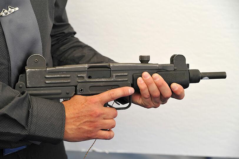 Die Allzweckwaffe aus Israel: Ein Zollfahnder hält eine Maschinenpistole des Typs "Uzi".