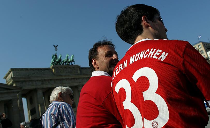 Bayern-Fans vor dem Brandenburger Tor in Berlin. Am Abend spielte ihre Mannschaft gegen die Hertha.