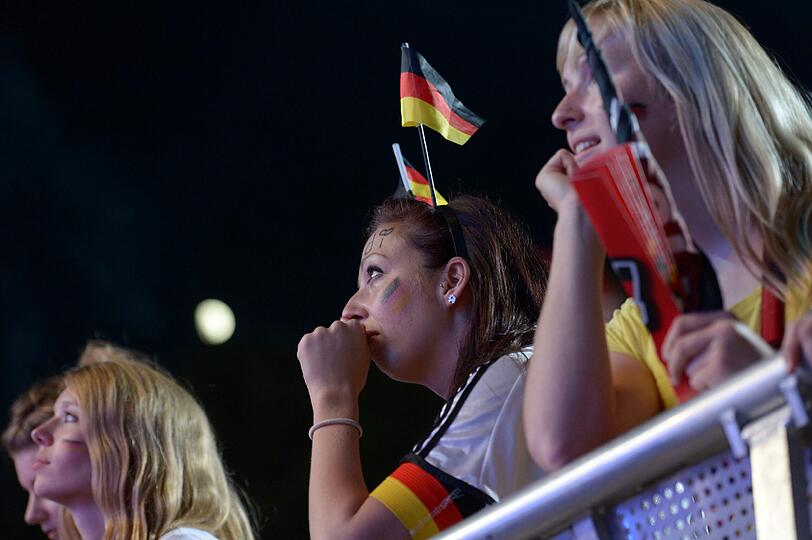 Tränen, Trauer, Tragik: Nach dem Halbfinal-K.o. gegen Italien können es viele Fans nicht fassen, dass der Traum vom EM-Titel vorbei ist. Die Bilder