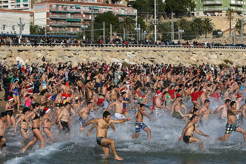 Im spanischen Tarragona verabschieden sich die Leute beim traditionellen "San Silvestre"-Bad am 31.12 vom alten Jahr und begrüßen das neue.