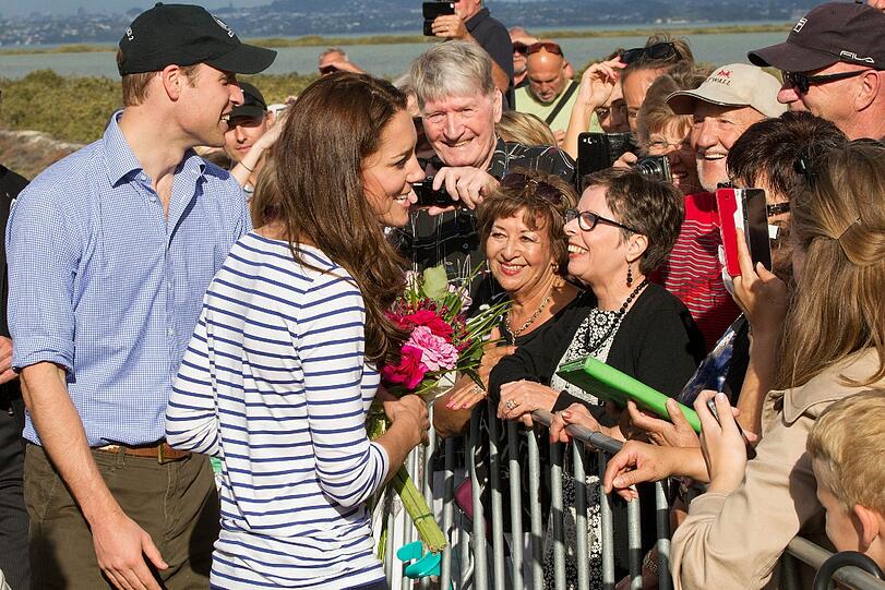 Der britische Prinz William und Catherine, Herzogin von Cambridge, treffen eine wartende Menge nach einer Reise zum Westpark Marina bei ihrem Besuch in Auckland, Neuseeland.