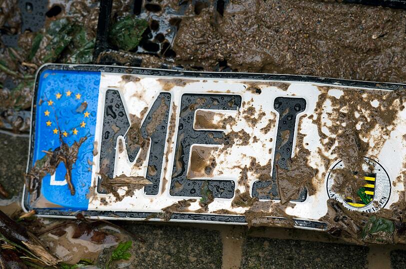 In Meißen und Dresden verwüsteten Schlammlawinen mehrere Straßen und machten sie unpassierbar. Sehen Sie hier die Bilder der Schlammverwüstung.