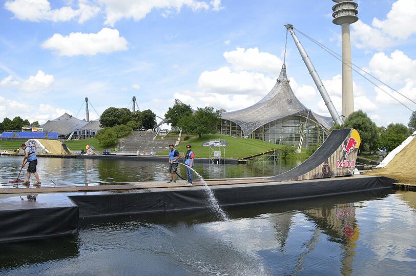 Sehen Sie hier weitere Bilder von der Strecke waghalsigen X-Fighters-Strecke auf dem Olympiasee!